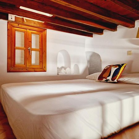 Bright & Relaxing Loft With Attic Room In The Heart Of Mykonos City Mykonos Town Room photo