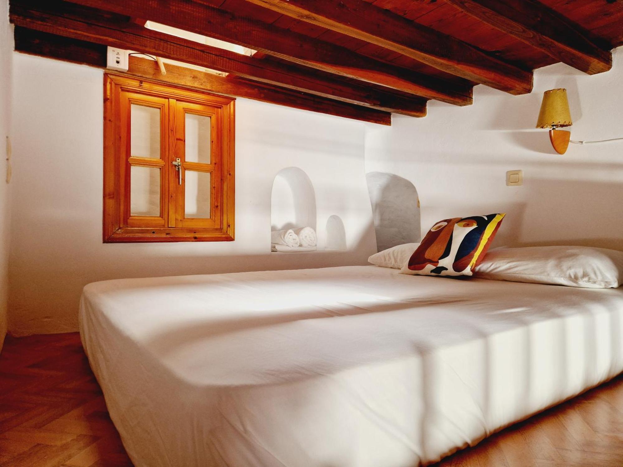 Bright & Relaxing Loft With Attic Room In The Heart Of Mykonos City Mykonos Town Room photo